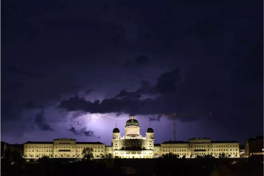 Gewittersturm über dem Bundeshaus in Bern im Juni 2018 - Keystone