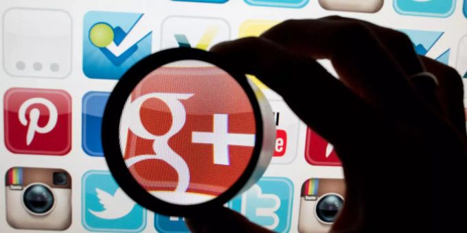Das Icon der Social Media-Plattform Google+ ist auf einem Monitor durch eine Linse zu sehen. Internet Archive Google+