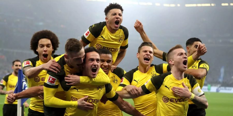 Die Spieler von Borussia Dortmund feiern das 1:0 gegen Schalke 04.