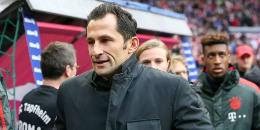 Bayern Münchens Sportdirektor Hasan Salihamidzic verlässt das Spielfeld.