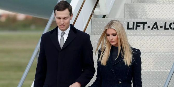 Ivanka Trump (r) landet mit ihrem Mann Jared Kushner in Coraopolis (USA).