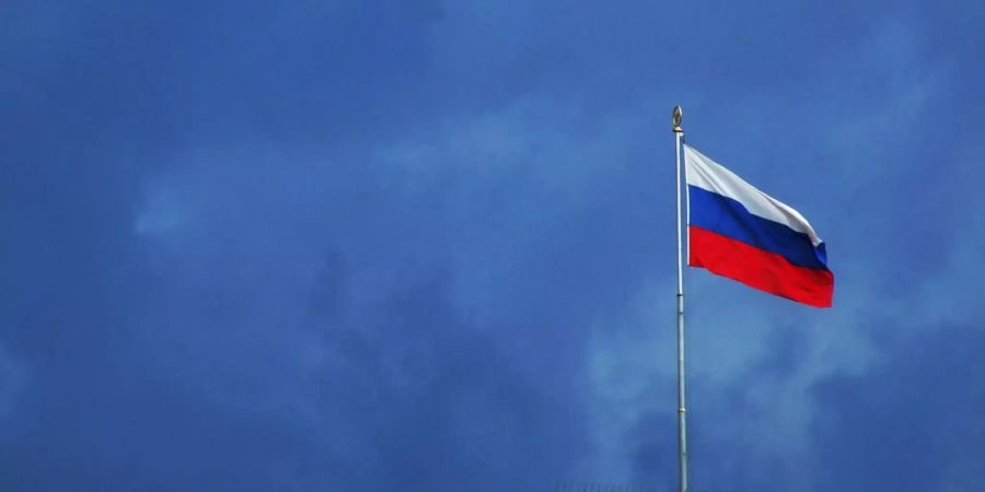 Die Flagge Russlands weht im Wind.