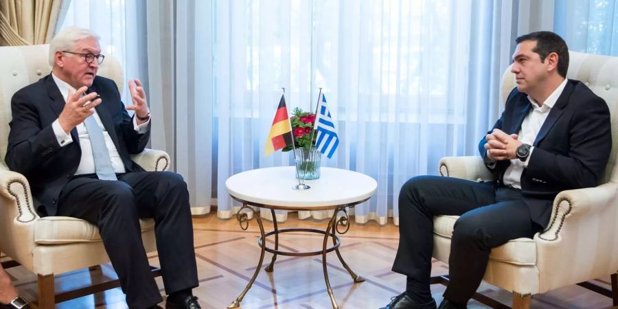 Bundespräsident Frank-Walter Steinmeier (l) und Alexis Tsipras, Ministerpräsident von Griechenland, treffen sich zu einem Gespräch am Sitz des Ministerpräsidenten.