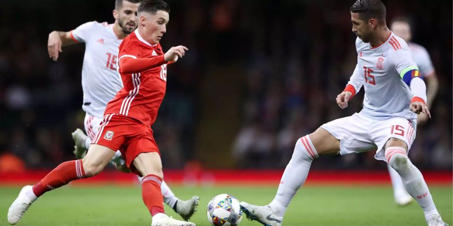 Im Freundschaftsspiel zwischen Wales - Spanien kämpfen derWaliser Harry Wilson (l) und der Spanier Sergio Ramos um den Ball.