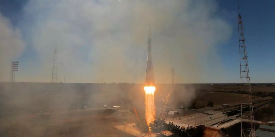 Start der Raumkapsel Sojus MS-10 auf dem Weltraumbahnhof Baikonur (KAS).