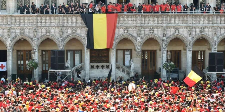 Tausende Belgier feiern auf dem Brüsseler Rathaus-Platz die Rückkehr der belgischen Nationalmannschaft von der Fussball-WM in Russland.