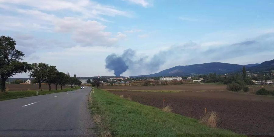 Blick auf ein in Brand geratenes Treibstofflager der Erdölfirma Cepro in Loukov.