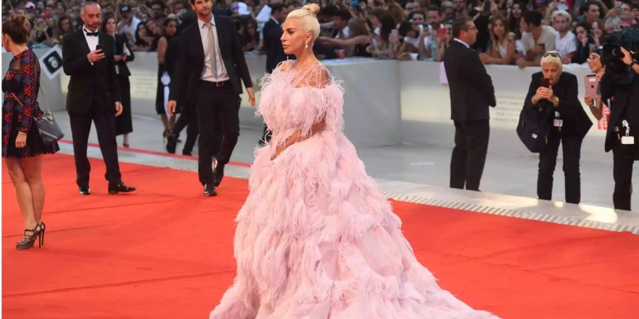 Lady Gaga geht bei der Weltpremiere des Filmmusicals ·«A Star is Born» bei den Filmfestspielen von Venedig (IT) über den roten Teppich.