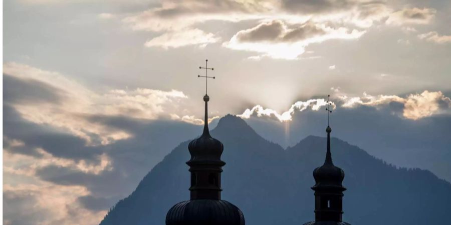 Das Stanserhorn hinter den Türmen einer Kirche in Sarnen OW.