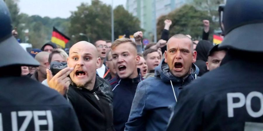 In Chemnitz beschimpfen Rechtsextreme die Polizisten während einer Demonstration.