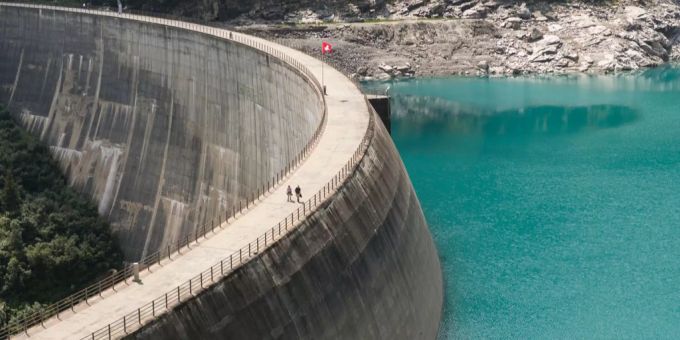 Wasserschloss Schweiz: Rund zwei Drittel der inländischen Stromproduktion ist in der Schweiz erneuerbar. Historisch ist der Wasserkraftanteil sehr hoch: rund 60 Prozent. wasser energie