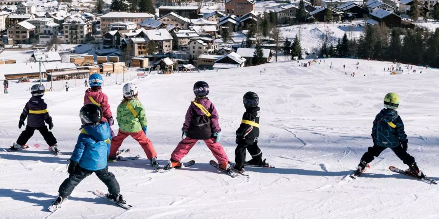 Kinder lernen Ski fahren.