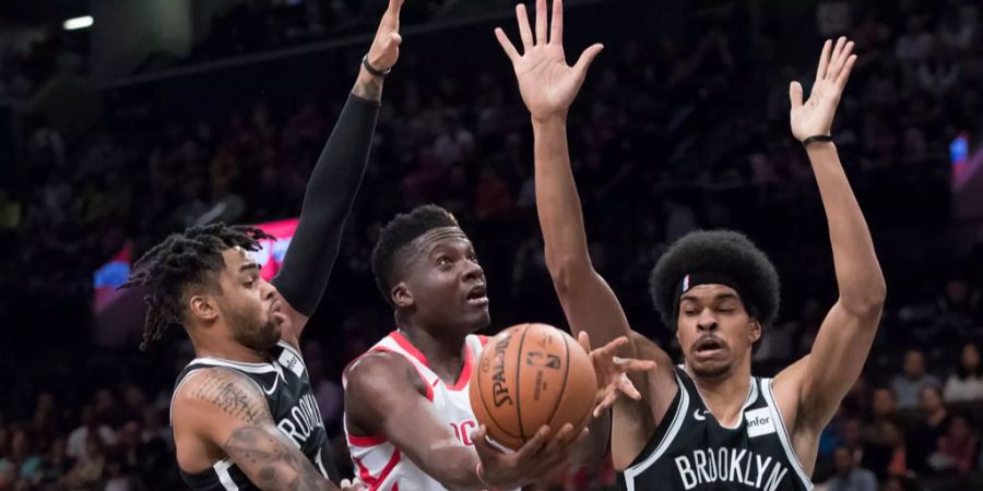 Clint Capela (MItte) setzt sich gegen zwei Gegenspieler durch.