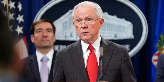 Der Justizminister der USA Jeff Sessions beantwortet an einer Pressekonferenz Fragen.