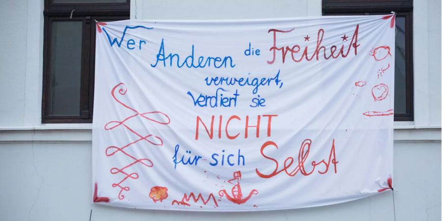 Ein Banner an einer Hauswand mit dem Satz «Wer anderen die Freiheit verweigert, verdient sie nicht für sich selbst» hängt zur Eröffnung des 2. «Ostritzer Friedensfest», einer Gegenveranstaltung zu einem im Ort geplanten Musikfestival von Rechtsextremen.