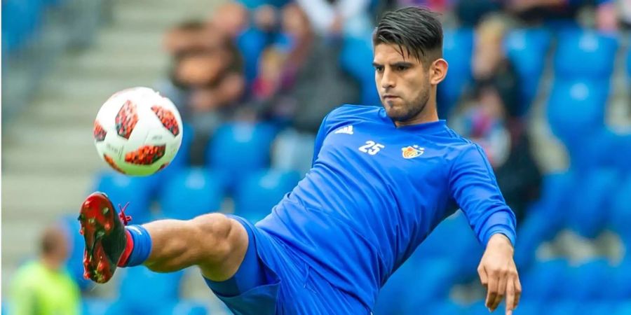 Carlos Zambrano kickt einen Ball im St. Jakob-Park.