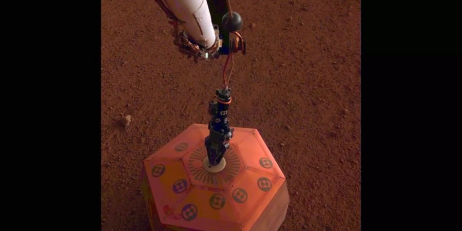 Die Mars-Sonde «InSight» platziert das erste Messinstrument auf der Ob