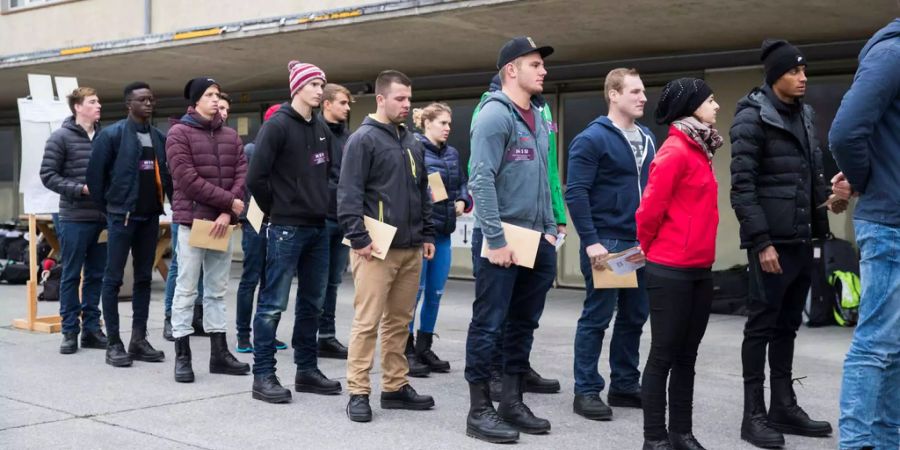 Rekruten beim Einrücken in die Rekrutenschule, am Montag, 31. Oktober 2016 auf dem Waffenplatz in Thun.