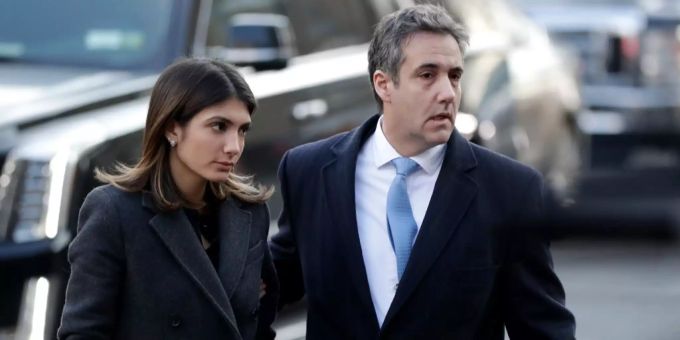 Michael Cohen erhebt schwere Vorwürfe gegen Donald Trump. Dieser soll die Schweigegeldzahlungen in Auftrag gegeben haben, obwohl er wusste, dass dies illegal sei. Michael Cohen auf dem Weg zum Gericht.
