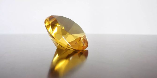 Gelber Diamant auf einem Tisch