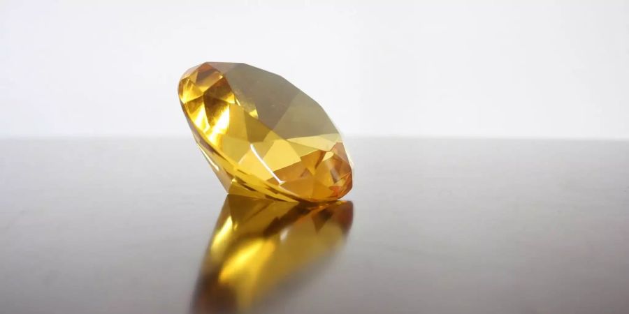 Gelber Diamant auf einem Tisch