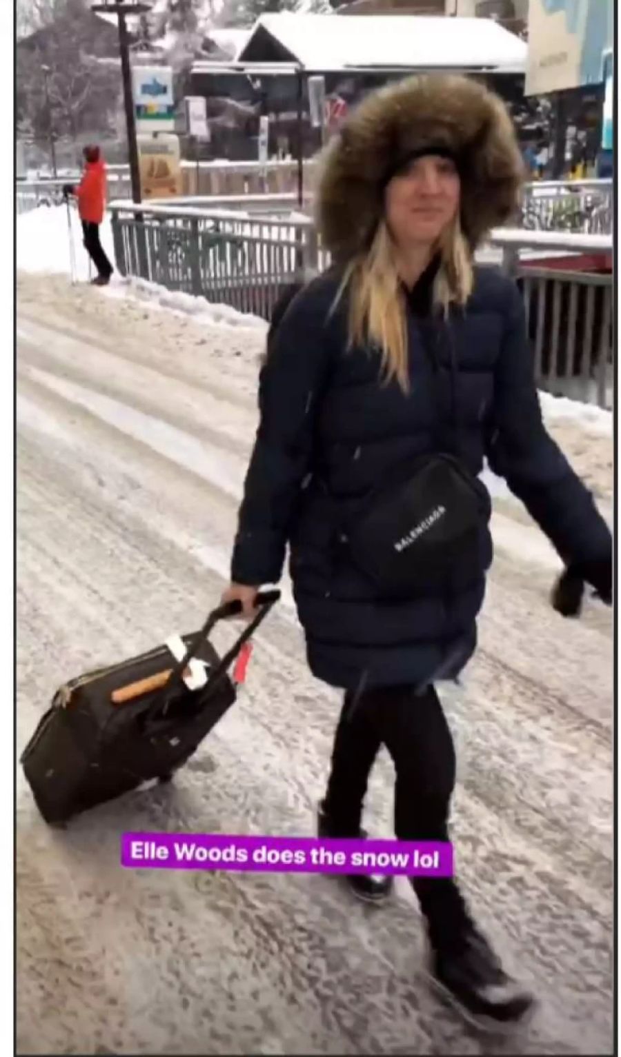 Kaley Cuoco zieht ihren Rollkopfer selbst durch Zermatt.