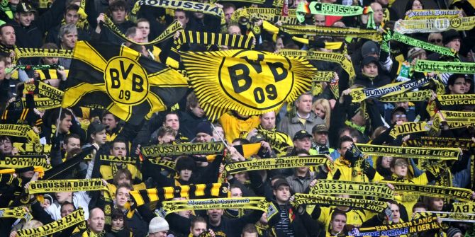 Nordrhein-Westfalen, Dortmund: Borussia Dortmund gegen Hannover 96 am Samstag im Signal-Iduna-Park. Dortmunds Fans feiern auf der Südtribüne.