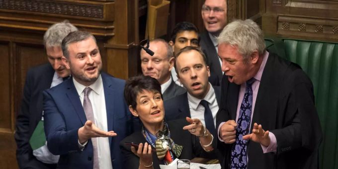 Parlamentspräsident John Bercow will die Beleidigung nicht gehört haben. Abgeordnete drängen Parlamentspräsident John Bercow (r.) zum Handeln.