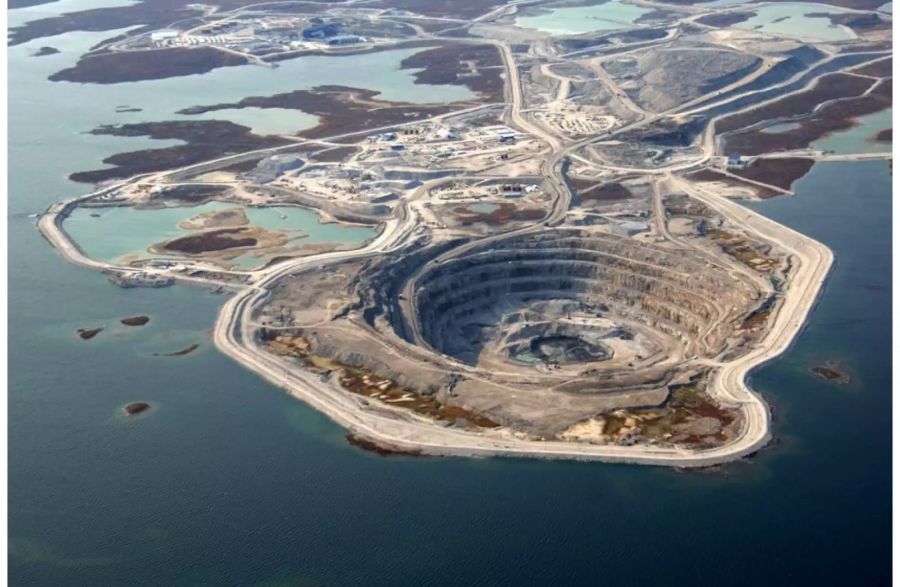 Diamantmine «Diavik» in Kanada von oben fotografiert.