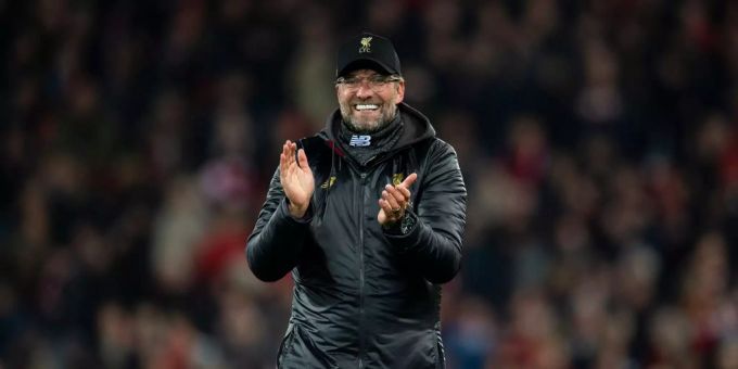 Jürgen Klopp hält die Tür für Neuzugänge offen. Jürgen Klopp freut sich nach dem Spiel gegen Napoli.