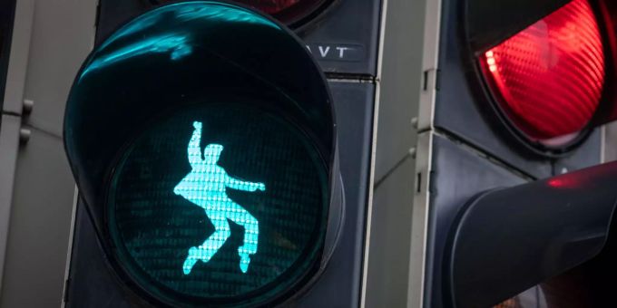 Ein Ampel-Männchen in Form eines tanzenden Elvis Presley leuchtet bei Grün an einer Fussgänger-Ampel am Elvis-Presley-Platz auf. Ein Ampel-Männchen in Form eines tanzenden Elvis Presely leuchtet bei Grün an einer Fussgänger-Ampel am Elvis-Presley-Platz auf.