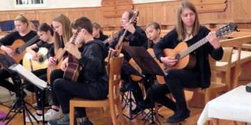 Auch das Gitarrenensemble tritt in der Kirche Oberglatt auf.