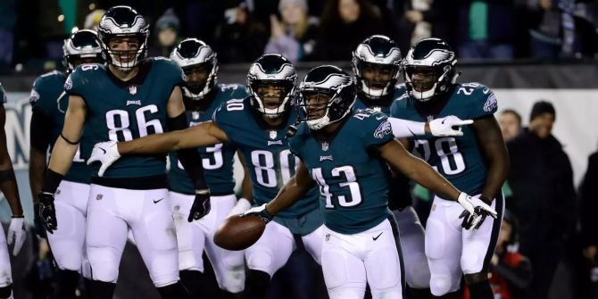 Darren Sproles (M) von den Philadelphia Eagles jubelt mit seinem Team nach einem Touchdown.