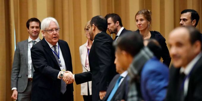 Martin Griffiths (2.v.l), UN-Sondergesandter für den Jemen, gibt einem Deligierten aus dem Jemen die Hand. Martin Griffiths (2.v.l), UN-Sondergesandter für den Jemen, gibt einem Deligierten aus dem Jemen die Hand.