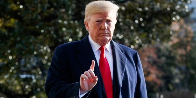 Laut Donald Trump verstösst der Uno-Migrationspakt gegen geltende US-Gesetze. Donald Trump, Präsident der USA, kündigt vor dem Weissen Haus in Washington die Nominierung von William Barr als Justizminister an.