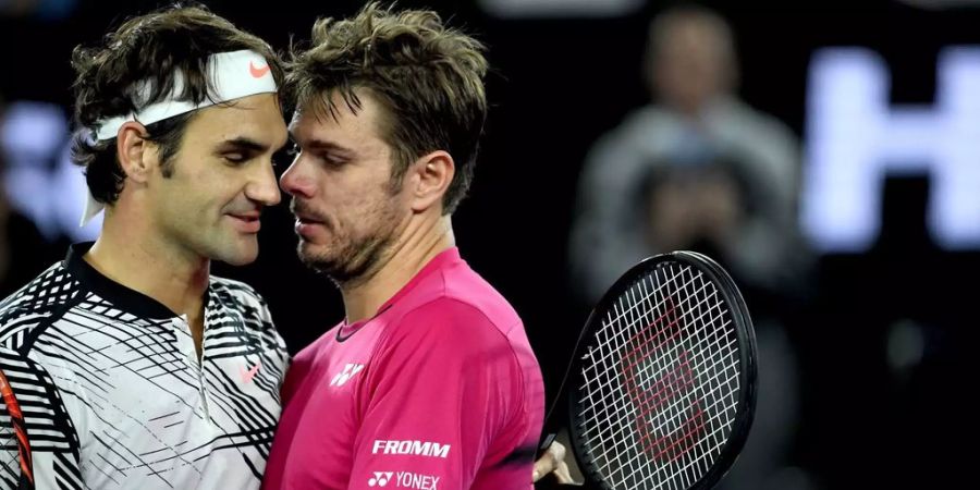 Stan Wawrinka gratuliert Roger Federer zum Sieg im Halbfinal der Australian Open 2017.