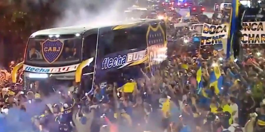 Der Car der Boca Juniors bahnt sich einen Weg durch die begeisterten Fans.