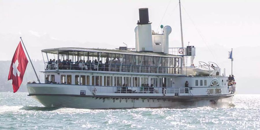 Ein Schiff überquert den Zürichsee.