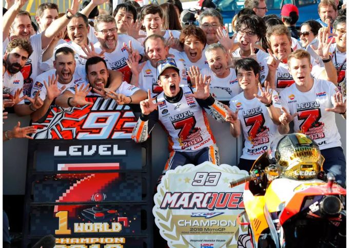 Marc Márquez feiert mit dem Staff des Repsol Honda Teams seinen siebten WM-Titel. Marc Márquez feiert mit dem Staff des Repsol Honda Teams seinen siebten WM-Titel.