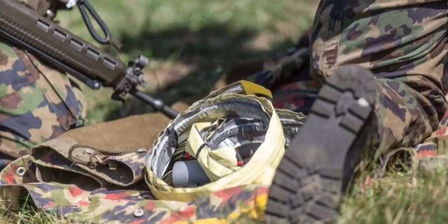 Sprengstoff, um eine Tür zu sprengen, aufgenommen bei einer Übung im Rahmen der Sprengstoffausbildung der Grenadier-Rekrutenschule der Schweizer Armee in Isone TI.