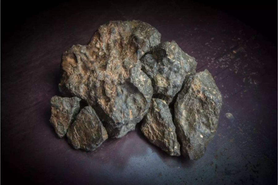 Sechs Fragmente eines 5,5 Kilogramm schwerer Mondmeteorit, der 2017 in Nordwestafrika entdeckt wurde.