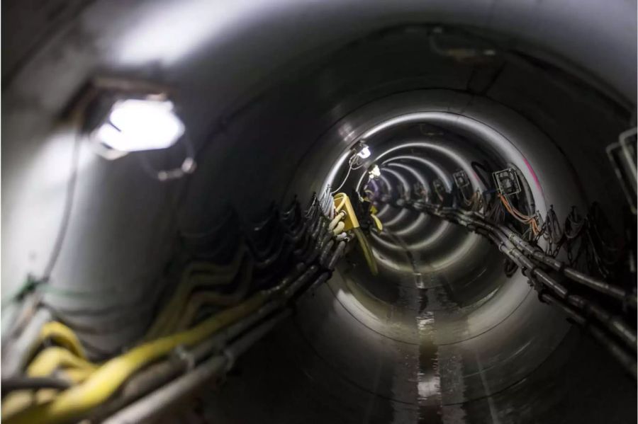 Abwassertunnel mit Kabeln und Lichtern - Keystone