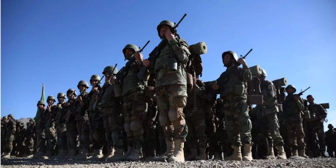 Soldaten der afghanischen Armee nehmen an einer Übung im Kabul Military Training Center teil. Soldaten der afghanischen Armee nehmen an einer Übung im Kabul Military Training Center teil.