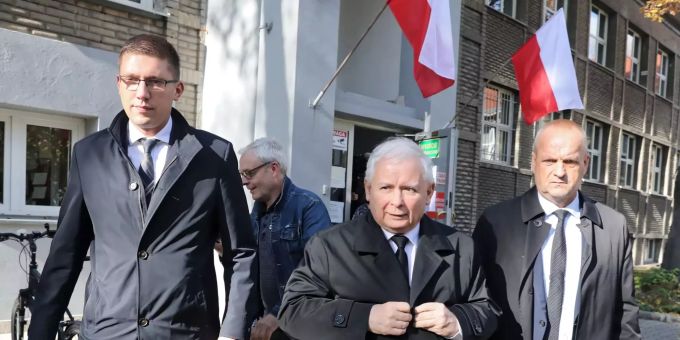 Jaroslaw Kaczynski (M), Vorsitzender der regierenden PiS-Partei «Recht und Gerechtigkeit», auf dem Weg zur Stimmabgabe. Jaroslaw Kaczynski (M), Vorsitzender der regierenden PiS-Partei «Recht und Gerechtigkeit», auf dem Weg zur Stimmabgabe.