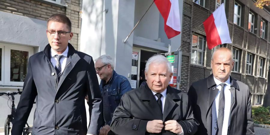 Jaroslaw Kaczynski (M), Vorsitzender der regierenden PiS-Partei «Recht und Gerechtigkeit», auf dem Weg zur Stimmabgabe.