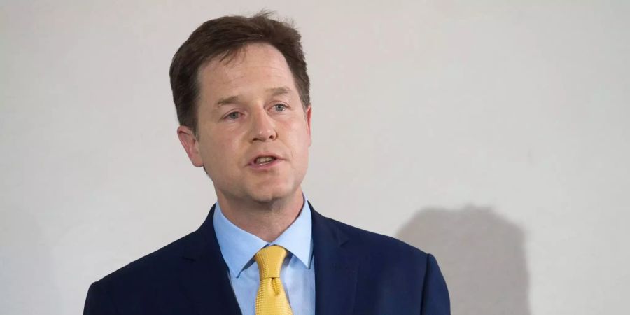 Der britische Politiker Nick Clegg spricht bei einer Pressekonferenz.