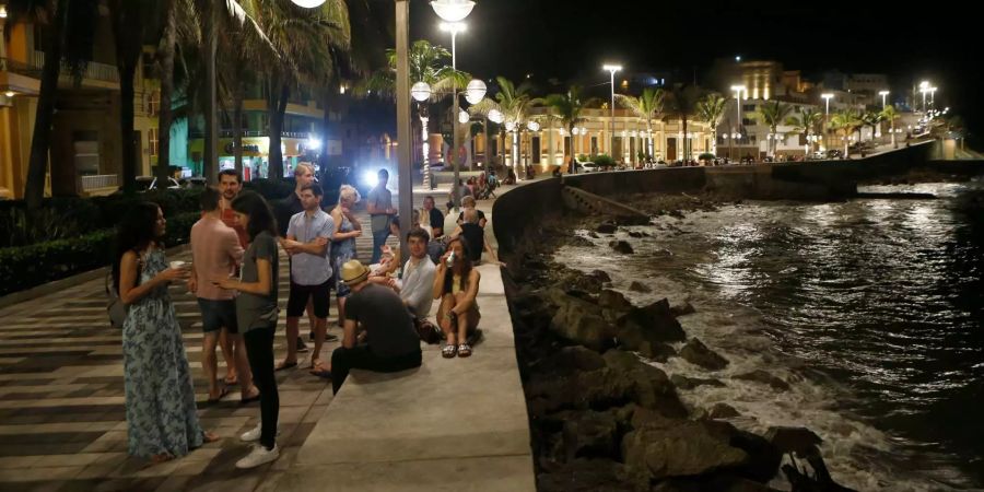 Menschen stehen am Meeresufer vor der Ankunft der Hurrikans «Willa» in Mazatlan, Mexiko.