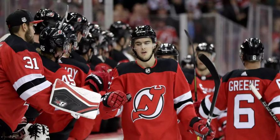 Nico Hischier klatscht nach seinem Tor gegen die Colorado Avalanche mit seinen Teamkollegen ab.