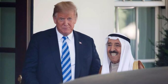 Donald Trump begrüsst den Emir von Kuwait Sheikh Sabah Al-Ahmad Al-Jaber Al-Sabah vor dem Weissen Haus. Donald Trump begrüsst den Emir von Kuwait Sheikh Sabah Al-Ahmad Al-Jaber Al-Sabah vor dem Weissen Haus.