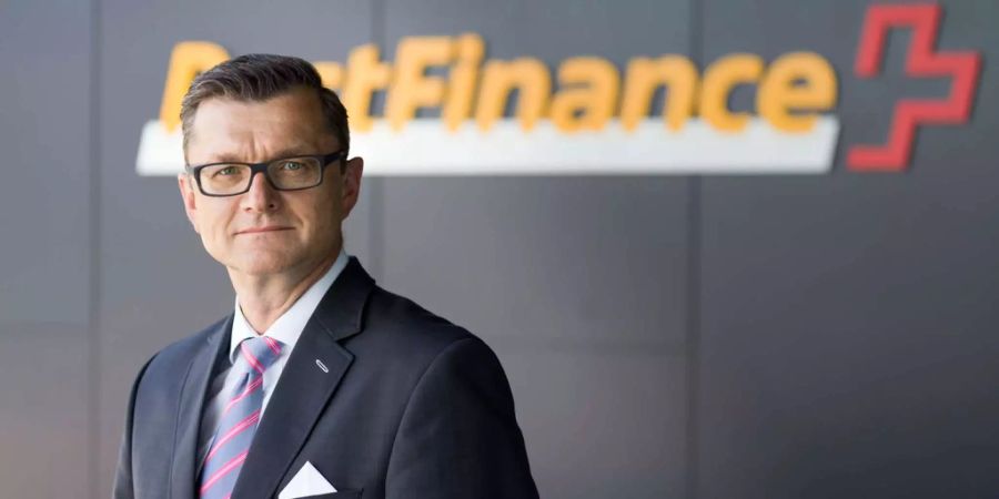 Ein Portrait von Postfinance-CEO Hansruedi Köng, aufgenommen vor dem Logo der Bank an Hauptquartier in Bern.